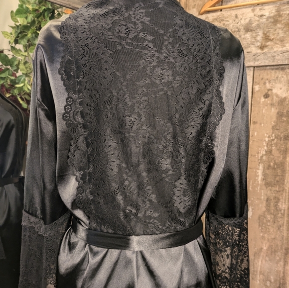 Black Silky lace robe.  med - Picture 4 of 4
